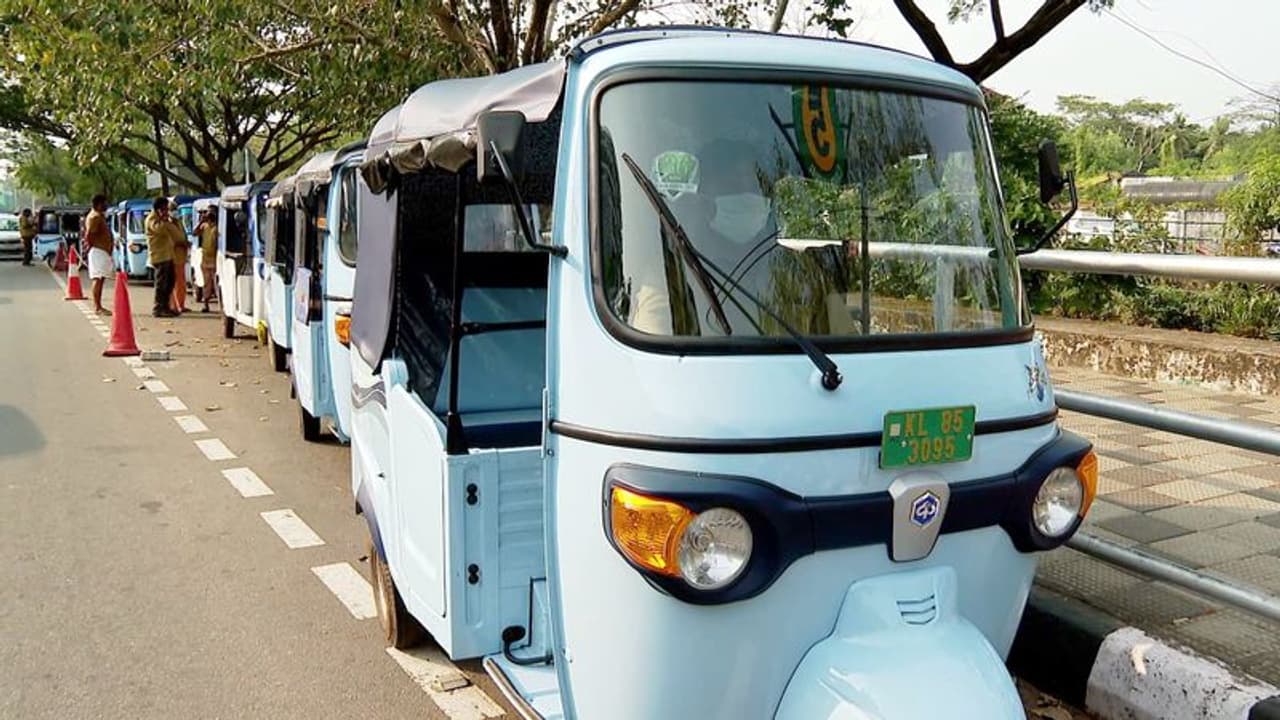 Ranchi: Auto driver offers free rides to those in need during the pandemic