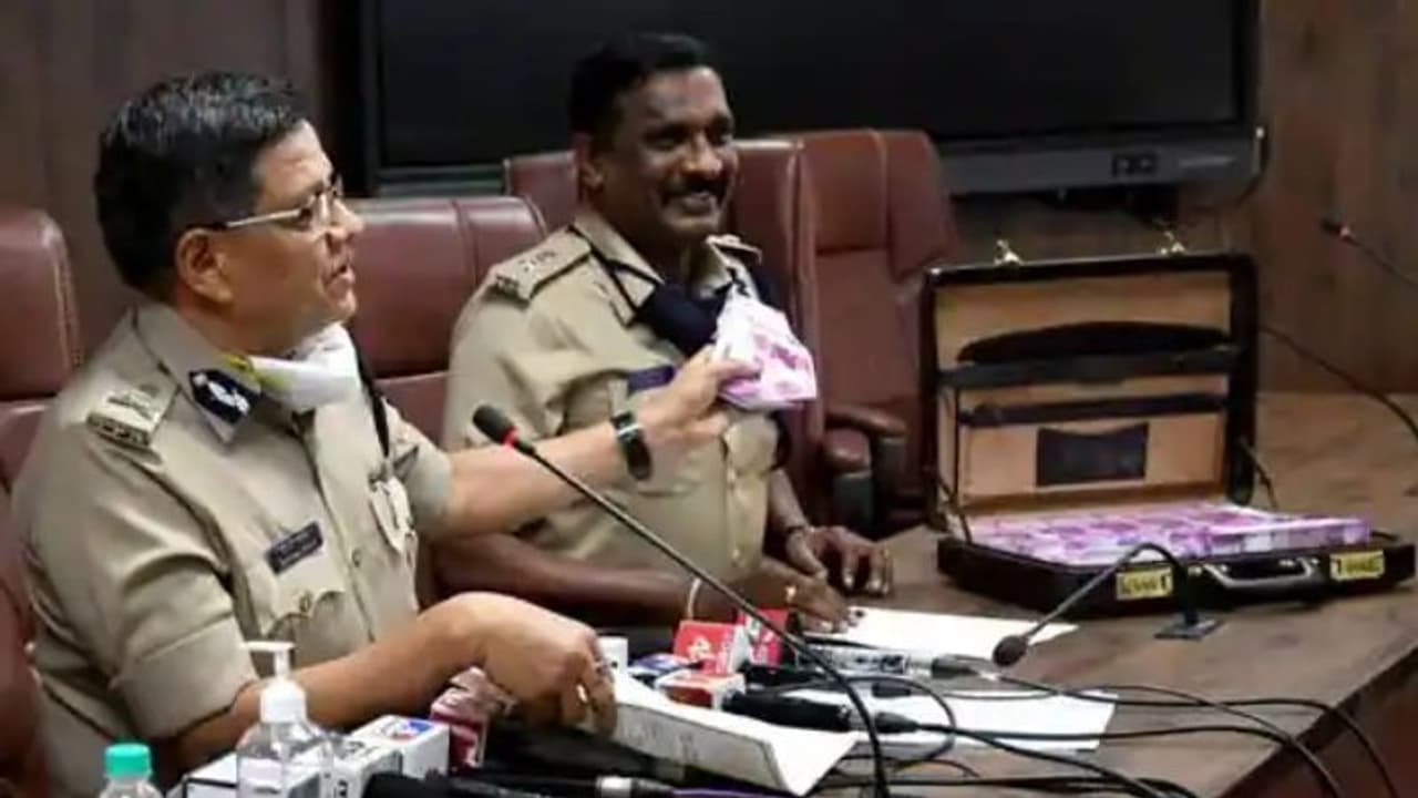 വ്യാജ കറന്സി കൊടുത്ത് 500 കിലോ കഞ്ചാവ് വാങ്ങി ബെംഗളൂരു പൊലീസ്! സിനിമാ സ്റ്റൈല് ലഹരിവേട്ട വ്യാജ കറന്സി കൊടുത്ത് 500 കിലോ കഞ്ചാവ് വാങ്ങി ബെംഗളൂരു പൊലീസ്! സിനിമാ സ്റ്റൈല് ലഹരിവേട്ട