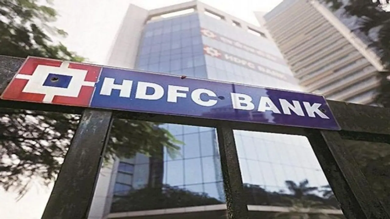 HDFC வாடிக்கையாளர்கள் 100 பேர் வங்கி கணக்கில் தலா ரூ.13 கோடி... வங்கி ஊழியர்கள் அதிர்ச்சி!!