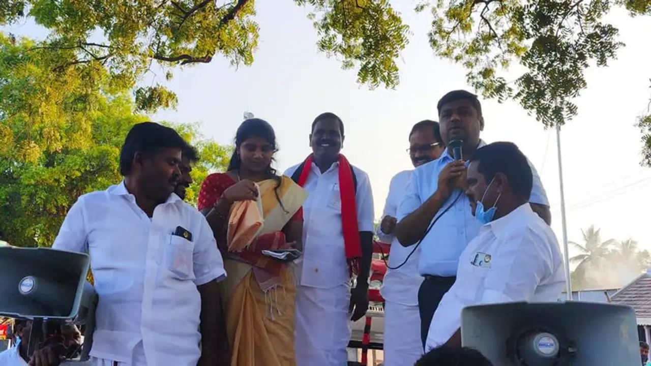 காடுவெட்டி குரு மகள் வாகனத்தை மறித்த பாமகவினர்… பிரச்சாரத்தின் போது பரபரப்பு..! காடுவெட்டி குரு மகள் வாகனத்தை மறித்த பாமகவினர்… பிரச்சாரத்தின் போது பரபரப்பு..!