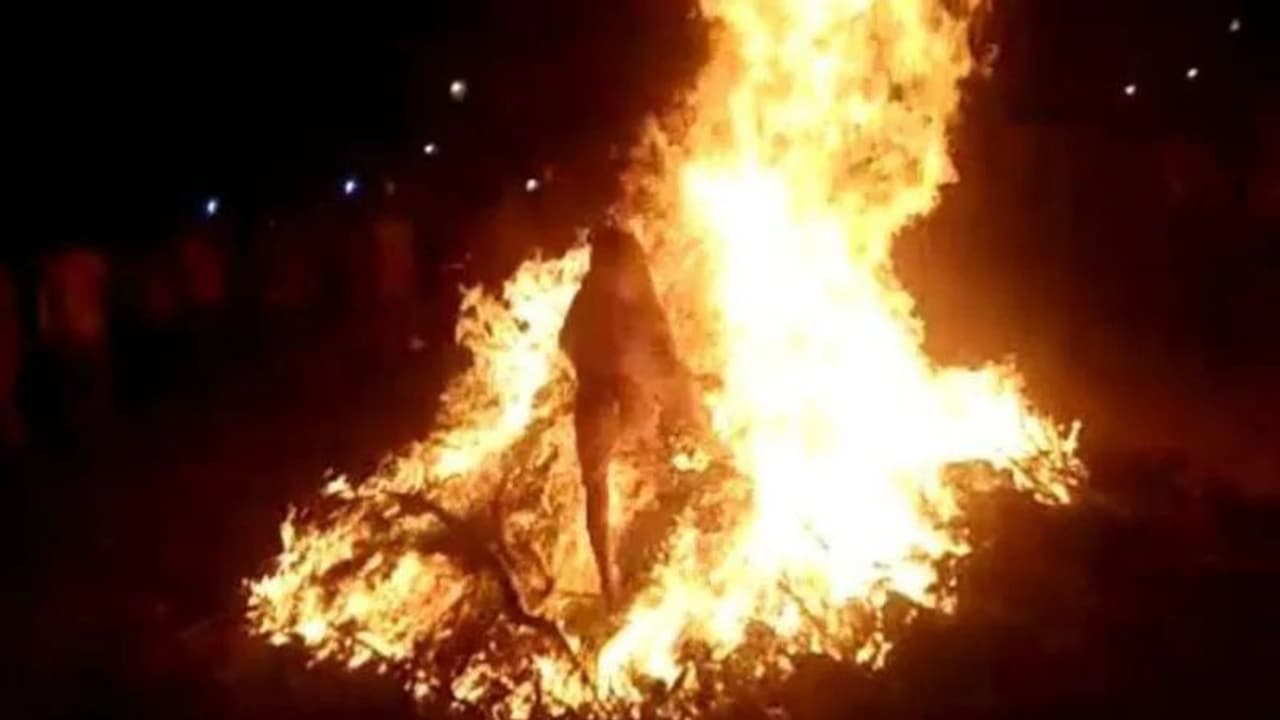 గుజరాత్ ఆస్పత్రిలో అగ్నిప్రమాదం: 18 మంది కోవిడ్ రోగుల దుర్మరణం గుజరాత్ ఆస్పత్రిలో అగ్నిప్రమాదం: 18 మంది కోవిడ్ రోగుల దుర్మరణం