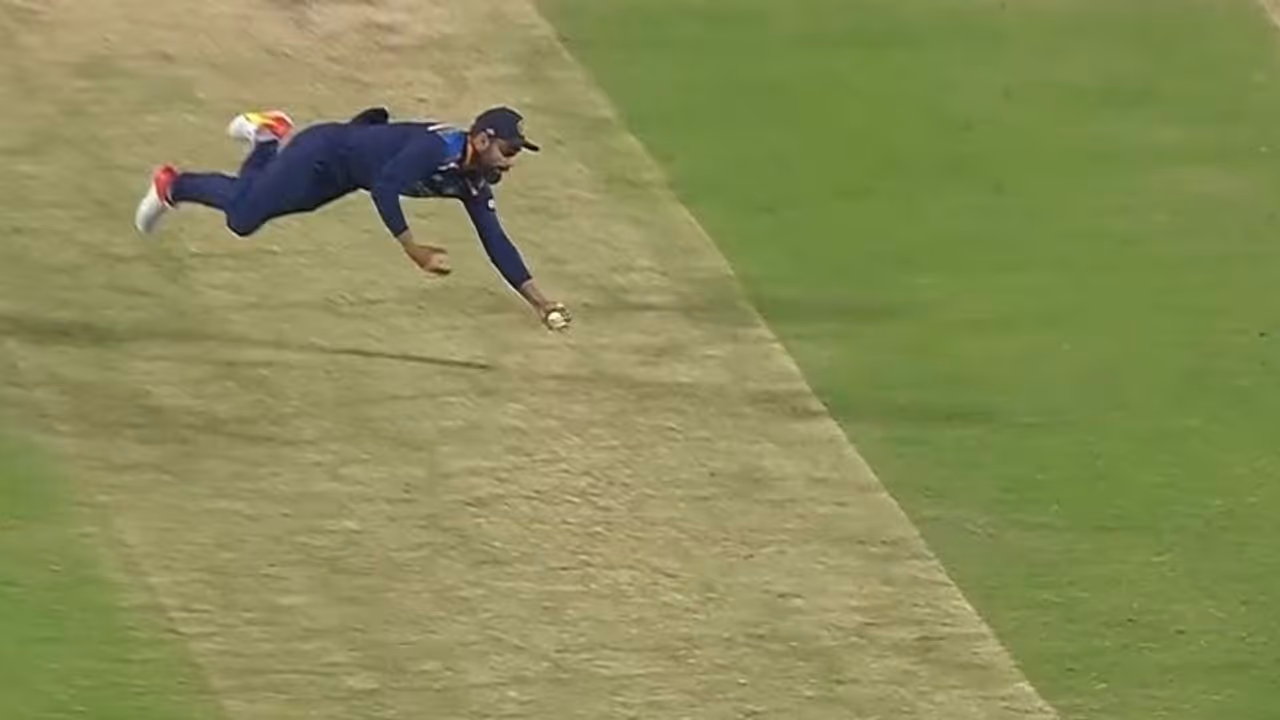 ஆட்டத்தில் திருப்புமுனையை ஏற்படுத்திய கோலியின் மிரட்டலான கேட்ச்..! வீடியோ