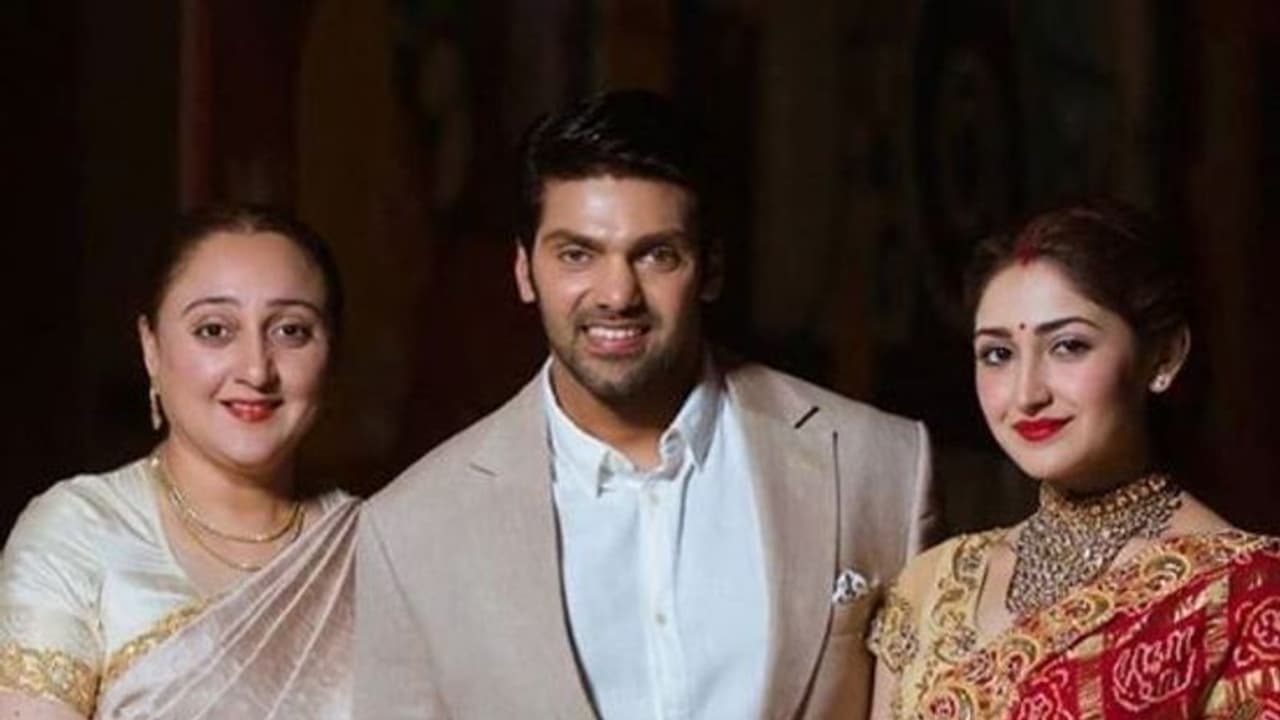 ஆர்யாவை புகழ்ந்து தள்ளிய மாமியார்..! ஏன் தெரியுமா? ஆர்யாவை புகழ்ந்து தள்ளிய மாமியார்..! ஏன் தெரியுமா?