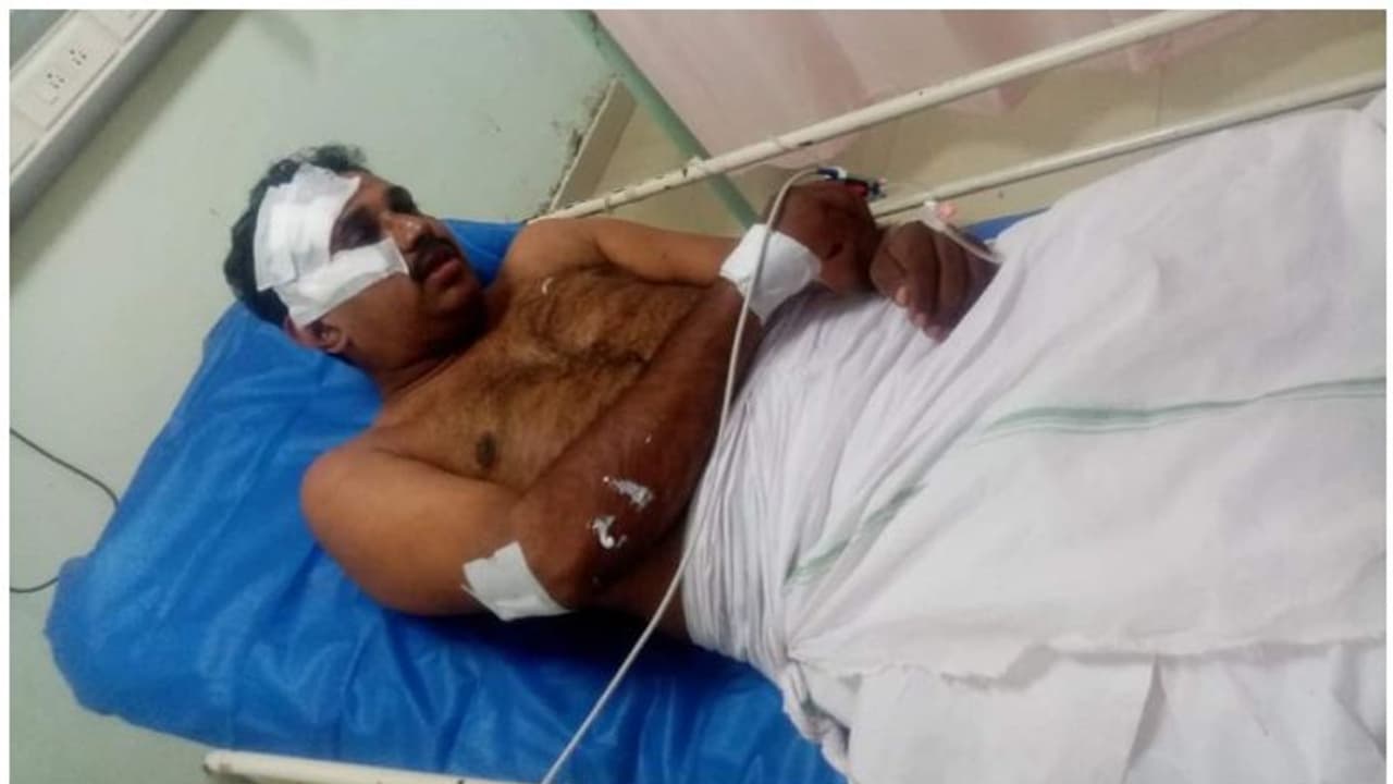 പ്രചരണത്തിനിടെ അപകടം; പ്രചാരണവാഹനത്തിൽ നിന്ന് കോൺഗ്രസ് പ്രവർത്തകൻ താഴെവീണു പ്രചരണത്തിനിടെ അപകടം; പ്രചാരണവാഹനത്തിൽ നിന്ന് കോൺഗ്രസ് പ്രവർത്തകൻ താഴെവീണു