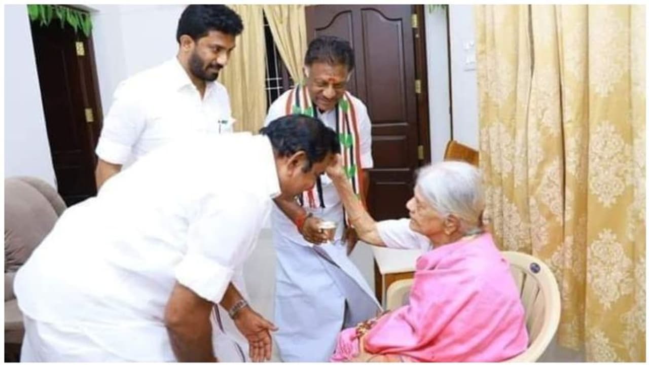 ஓ.பழனியம்மாளிடம் ஆசி பெற்ற எடப்பாடி பழனிசாமி…! ஓ.பழனியம்மாளிடம் ஆசி பெற்ற எடப்பாடி பழனிசாமி…!