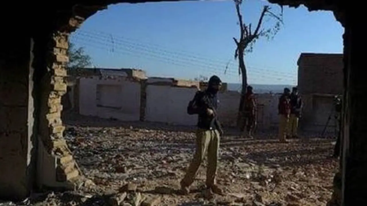 पाकिस्तान में 100 साल पुराने हिंदू मंदिर पर अज्ञात लोगों ने किया हमला, होली नहीं मना सका परिवार पाकिस्तान में 100 साल पुराने हिंदू मंदिर पर अज्ञात लोगों ने किया हमला, होली नहीं मना सका परिवार