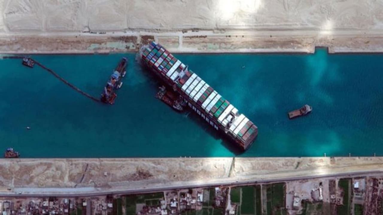 6 दिन बाद स्वेज नहर में फंसा मालवाहक जहाज हटा, जानिए कैसे निकला दुनिया का सबसे बड़ा कार्गो शिप 6 दिन बाद स्वेज नहर में फंसा मालवाहक जहाज हटा, जानिए कैसे निकला दुनिया का सबसे बड़ा कार्गो शिप
