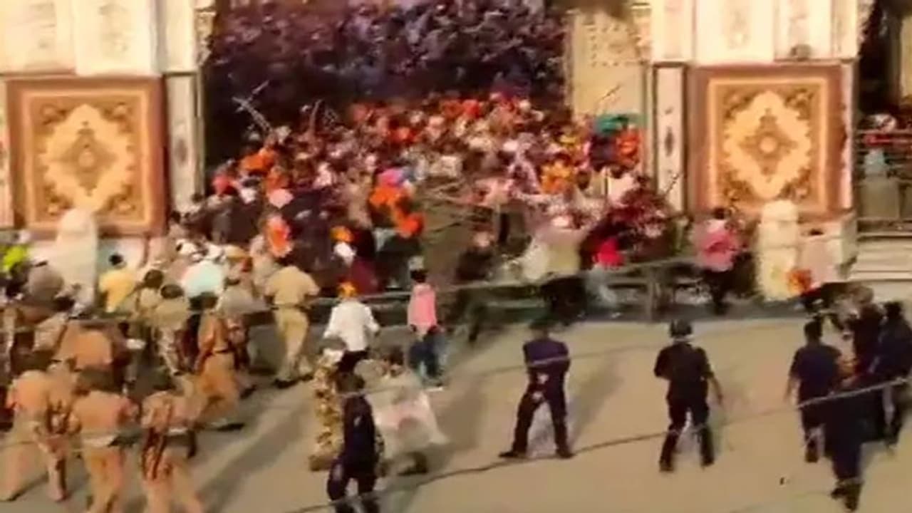 महाराष्ट्र: 400 से ज्यादा लोगों के खिलाफ हत्या की कोशिश का केस दर्ज, पुलिसकर्मियों पर किया था हमला महाराष्ट्र: 400 से ज्यादा लोगों के खिलाफ हत्या की कोशिश का केस दर्ज, पुलिसकर्मियों पर किया था हमला