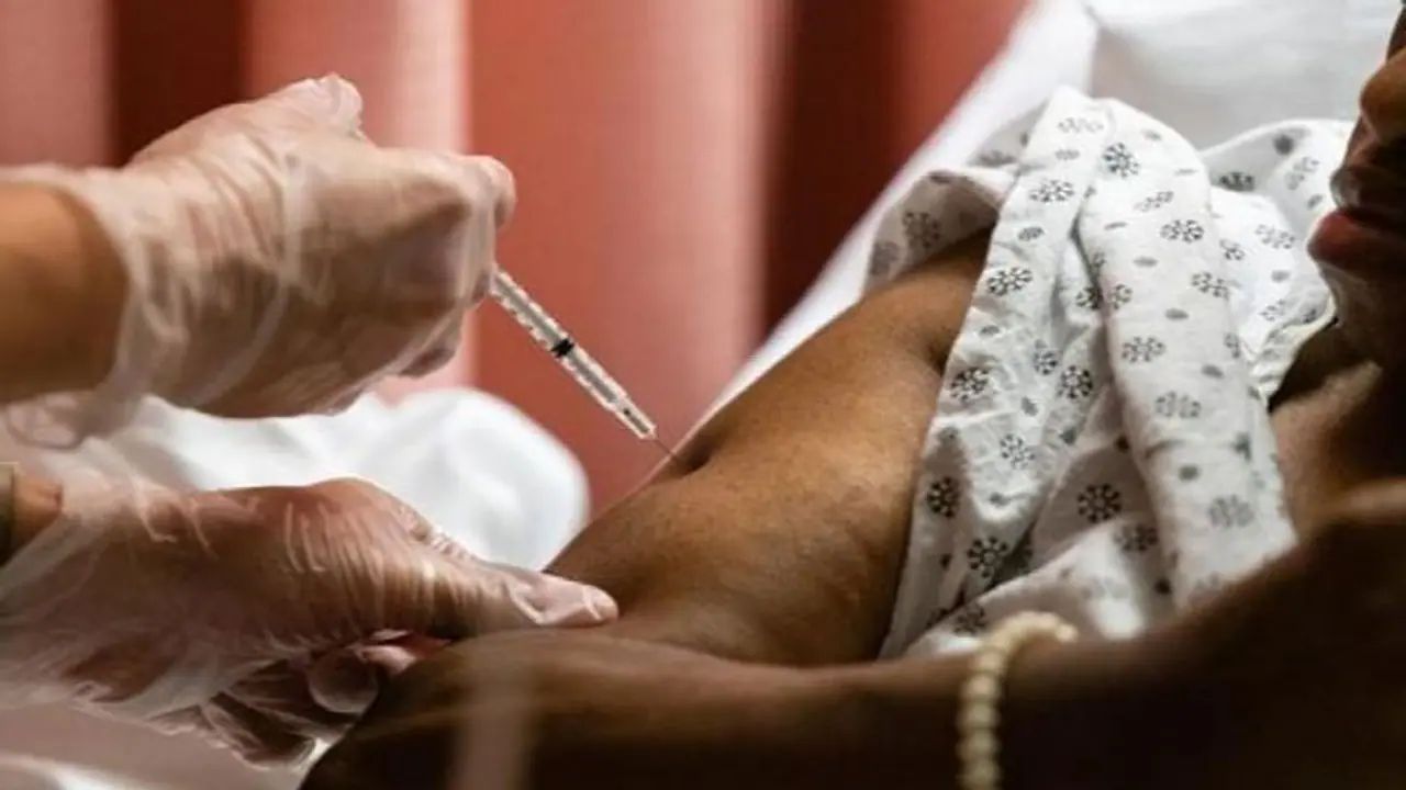 ಫೋನ್‌ನಲ್ಲಿ ಮಾತನಾಡುತ್ತಾ ಒಂದೇ ಬಾರಿಗೆ 2 ಡೋಸ್ ಲಸಿಕೆ ನೀಡಿದ ನರ್ಸ್!