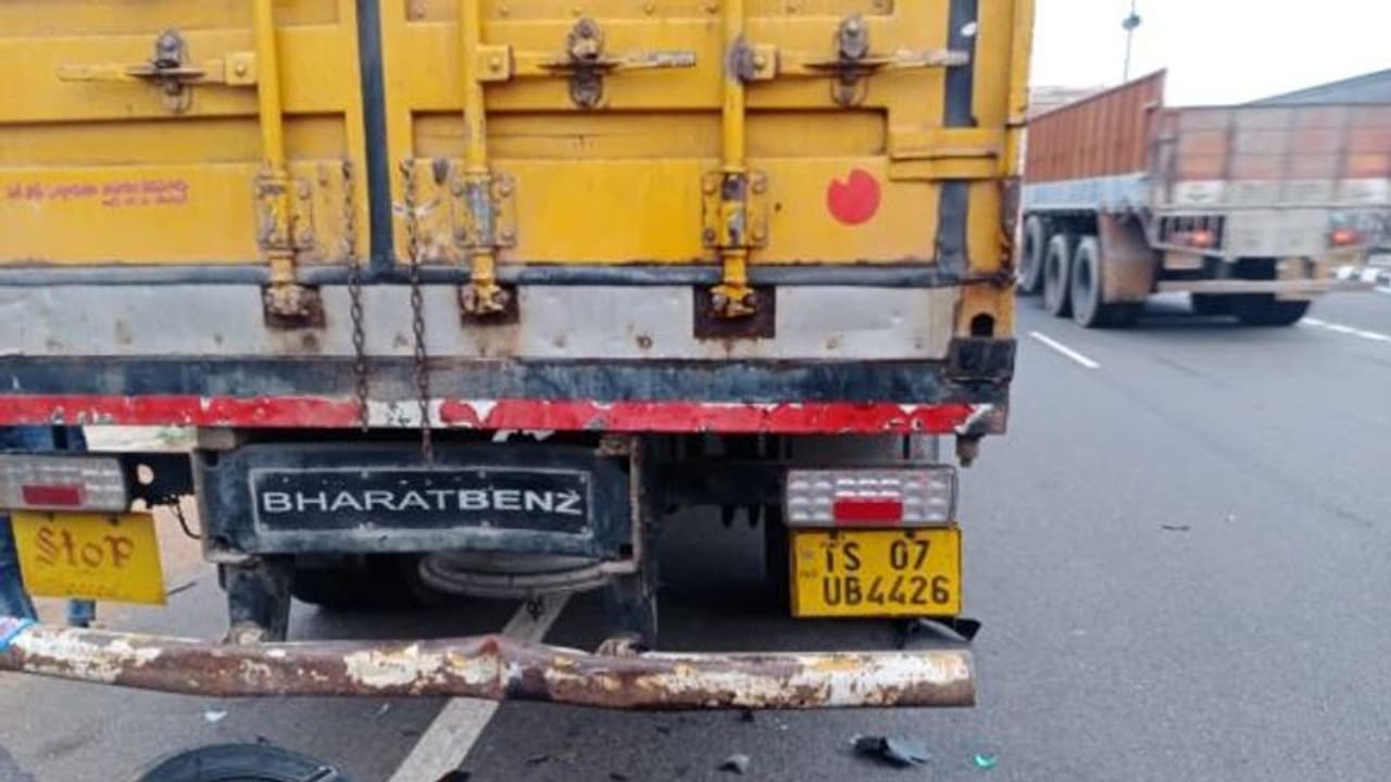 రోడ్డు ప్రమాదంలో కుటుంబం చిన్నాభిన్నం... తండ్రీ కూతురు మృతి, తల్లీ కూతురికి గాయాలు