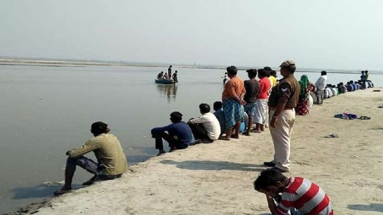 उत्तर प्रदेश में होली के जश्न के बाद 9 लोगों की मौत, नदी की गहराई में एक साथ समा गए सभी दोस्त उत्तर प्रदेश में होली के जश्न के बाद 9 लोगों की मौत, नदी की गहराई में एक साथ समा गए सभी दोस्त