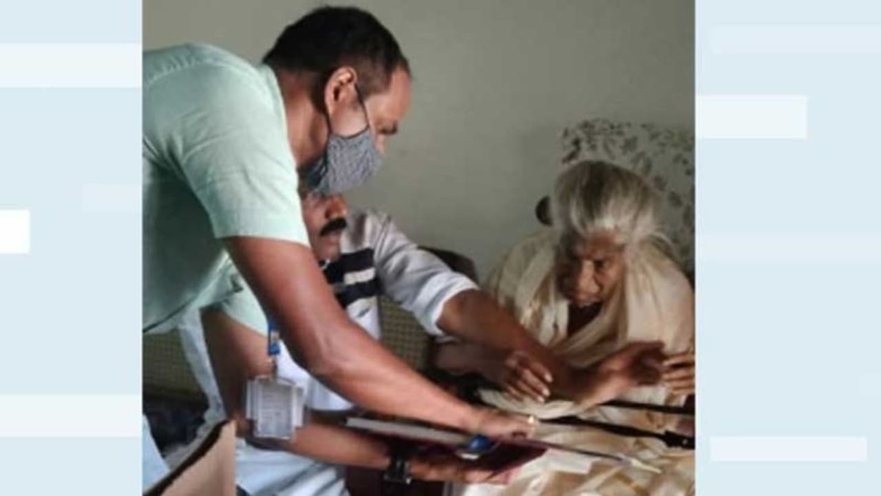 ചരിത്രത്തിലാദ്യമായി തപാല്‍ വോട്ട് ചെയ്ത് കെ ആര്‍ ഗൗരിയമ്മ