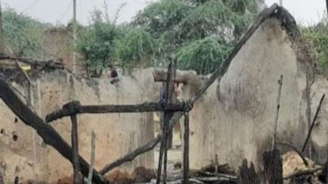 होलिका दहन से लौटे शराबी पति ने फूंका रिहायशी मड़हा, गुस्से में पत्नी ने किया आत्मदाह होलिका दहन से लौटे शराबी पति ने फूंका रिहायशी मड़हा, गुस्से में पत्नी ने किया आत्मदाह