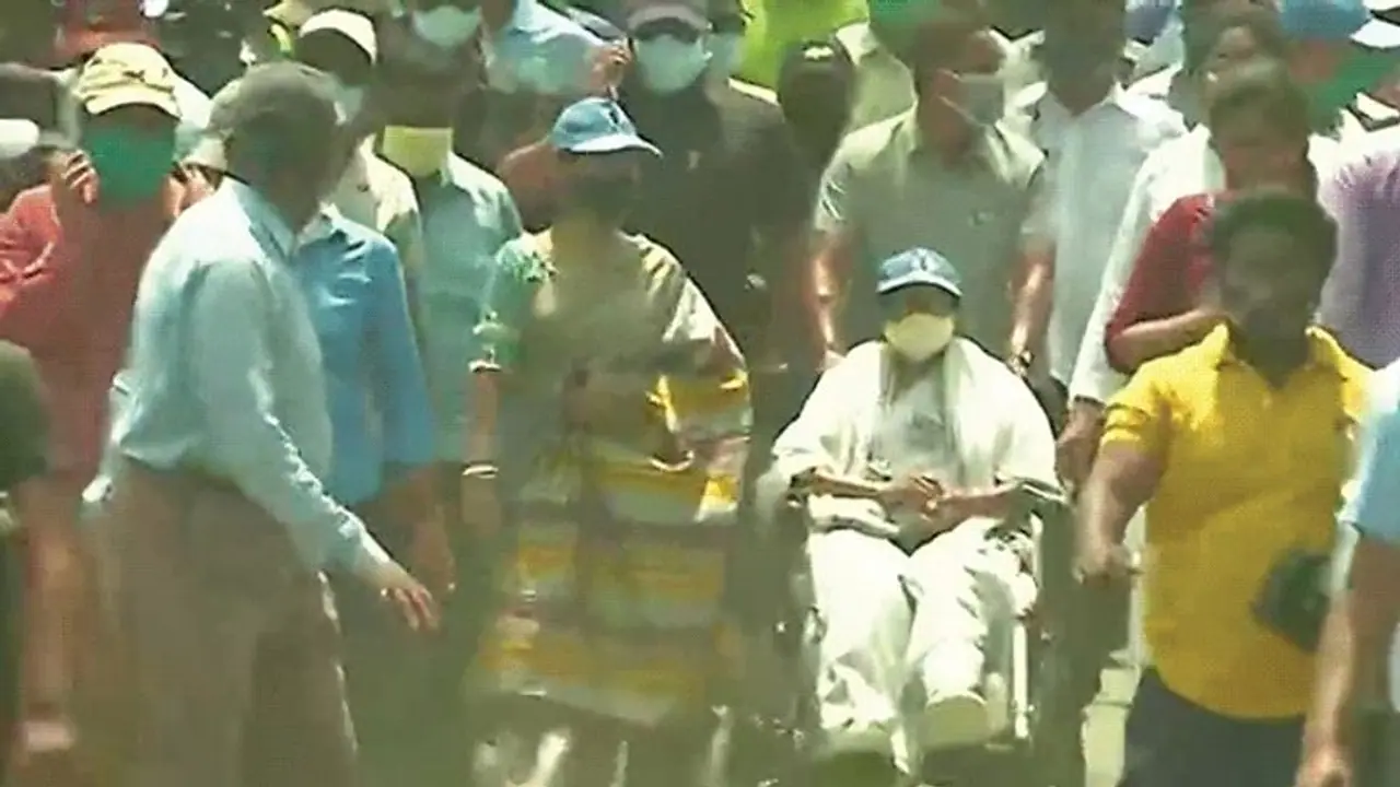 ममता बनर्जी और भतीजे अभिषेक की रैलियों में भी सोशल डिस्टेंसिंग नहीं, बीजेपी पर टीएमसी लगा रही थी आरोप