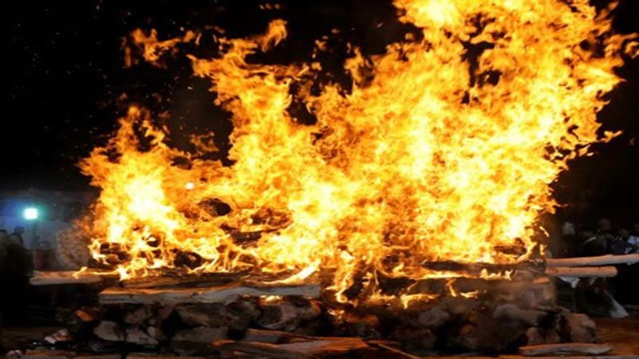 3 నెలల క్రితం అంత్యక్రియలు: తిరిగొచ్చిన మృతుడు.. పోలీసుల పరుగులు 3 నెలల క్రితం అంత్యక్రియలు: తిరిగొచ్చిన మృతుడు.. పోలీసుల పరుగులు