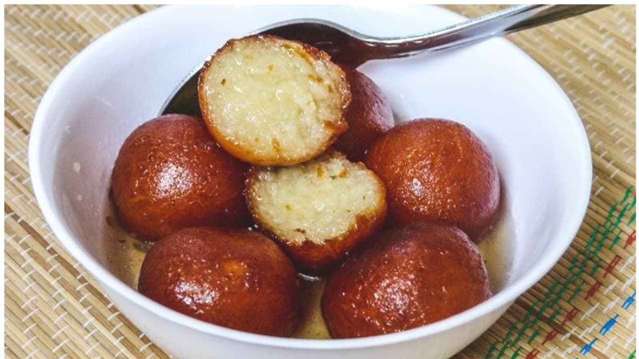 గులాబ్ జామూన్ లో బొద్దింక... రూ.55 వేల నష్టపరిహారం..ఐదేళ్ల తరువాత కేసు కొలిక్కి..