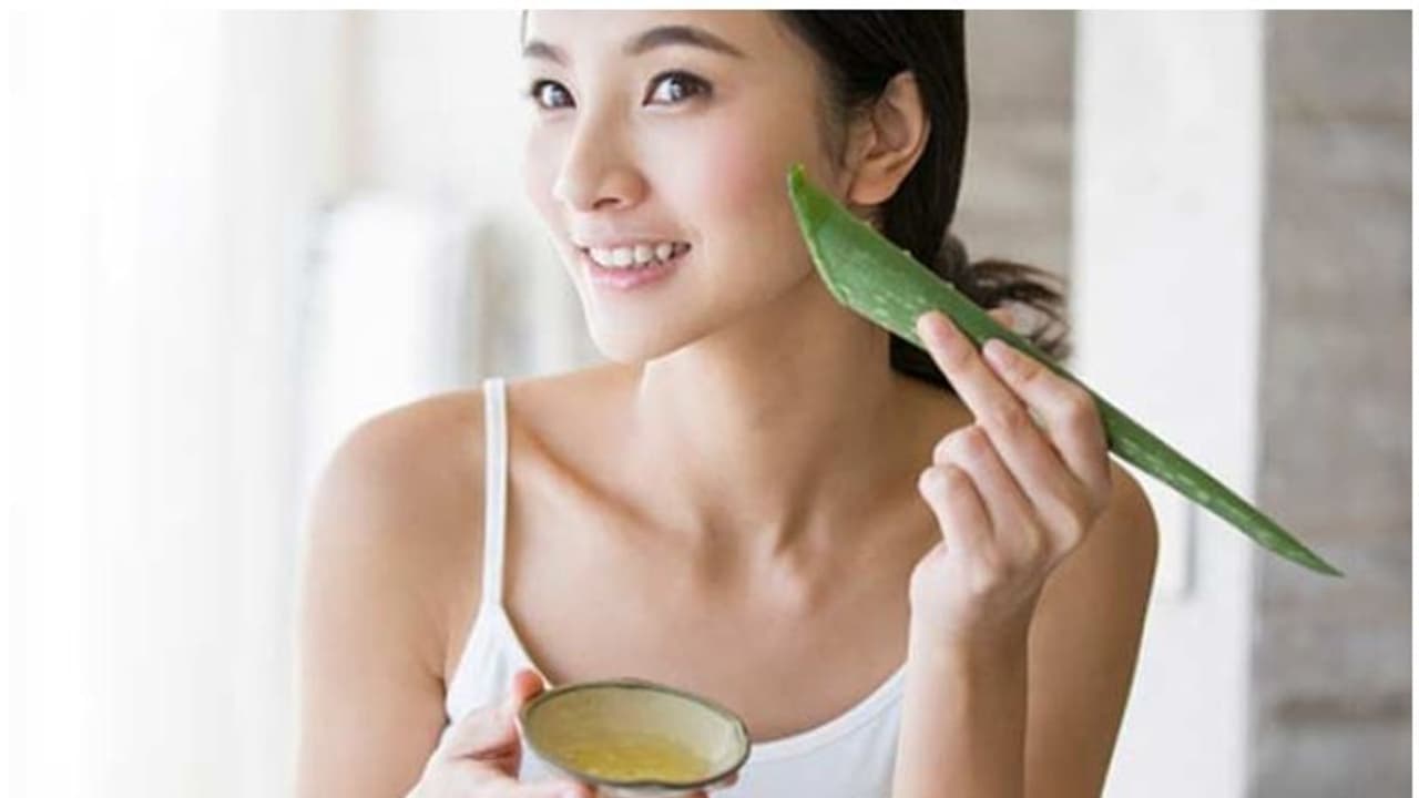 മുഖത്തെ കറുത്തപാടുകൾ മാറാൻ കറ്റാർവാഴ ജെൽ ഇങ്ങനെ ഉപയോ​ഗിക്കൂ