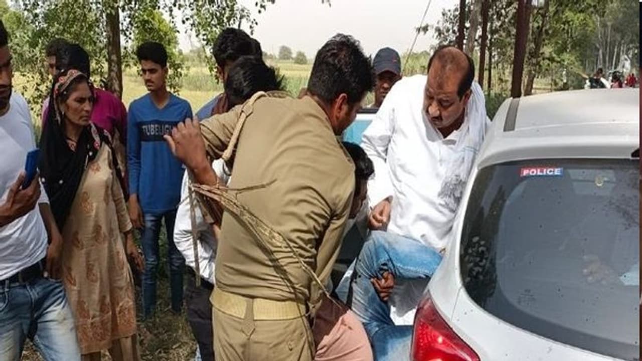 बिजली के खंभे से टकराई कार, सब इंस्पेक्टर समेत 2 पुलिसकर्मियों की मौत, 3 जख्मी बिजली के खंभे से टकराई कार, सब इंस्पेक्टर समेत 2 पुलिसकर्मियों की मौत, 3 जख्मी