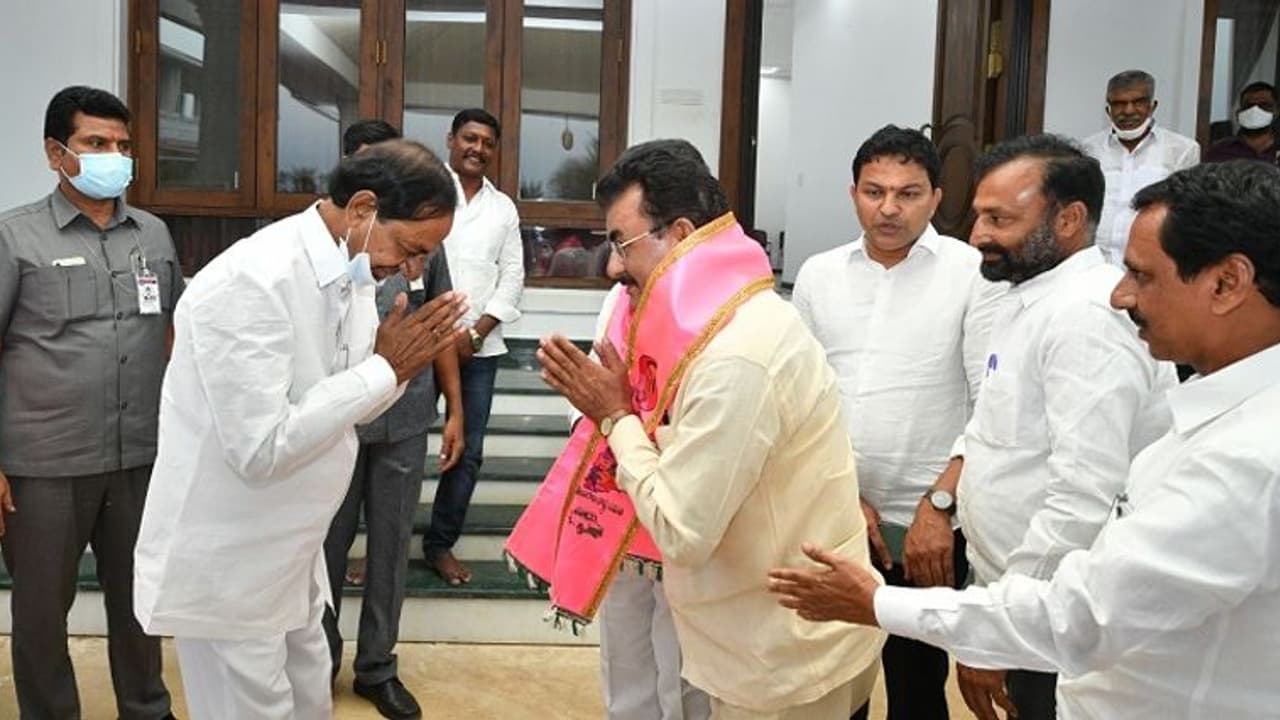 నాగార్జునసాగర్ లో సీన్ రివర్స్: బిజెపికి షాక్, టీఆర్ఎస్ లోకి కడారి అంజయ్య