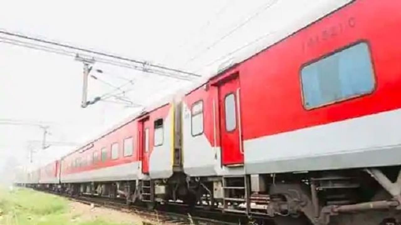 రాత పరీక్ష లేకుండా రైల్వే కంపెనీలో ఉద్యోగాలు.. వెంటనే ధరఖాస్తు చేసుకోండీ..