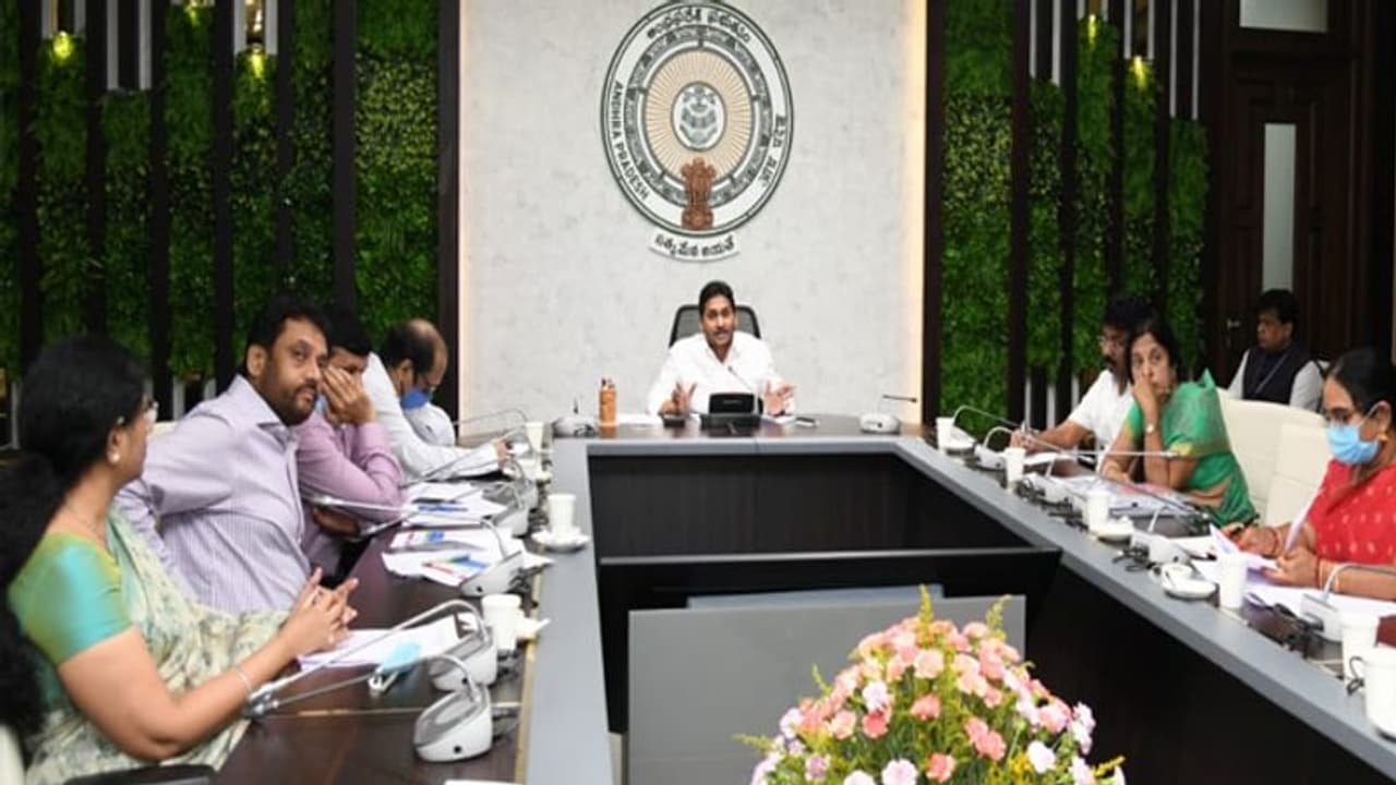 కరోనాకు పరిష్కారం వ్యాక్సినే.. మీ దృష్టంతా దానిపైనే : అధికారులకు జగన్ ఆదేశాలు కరోనాకు పరిష్కారం వ్యాక్సినే.. మీ దృష్టంతా దానిపైనే : అధికారులకు జగన్ ఆదేశాలు