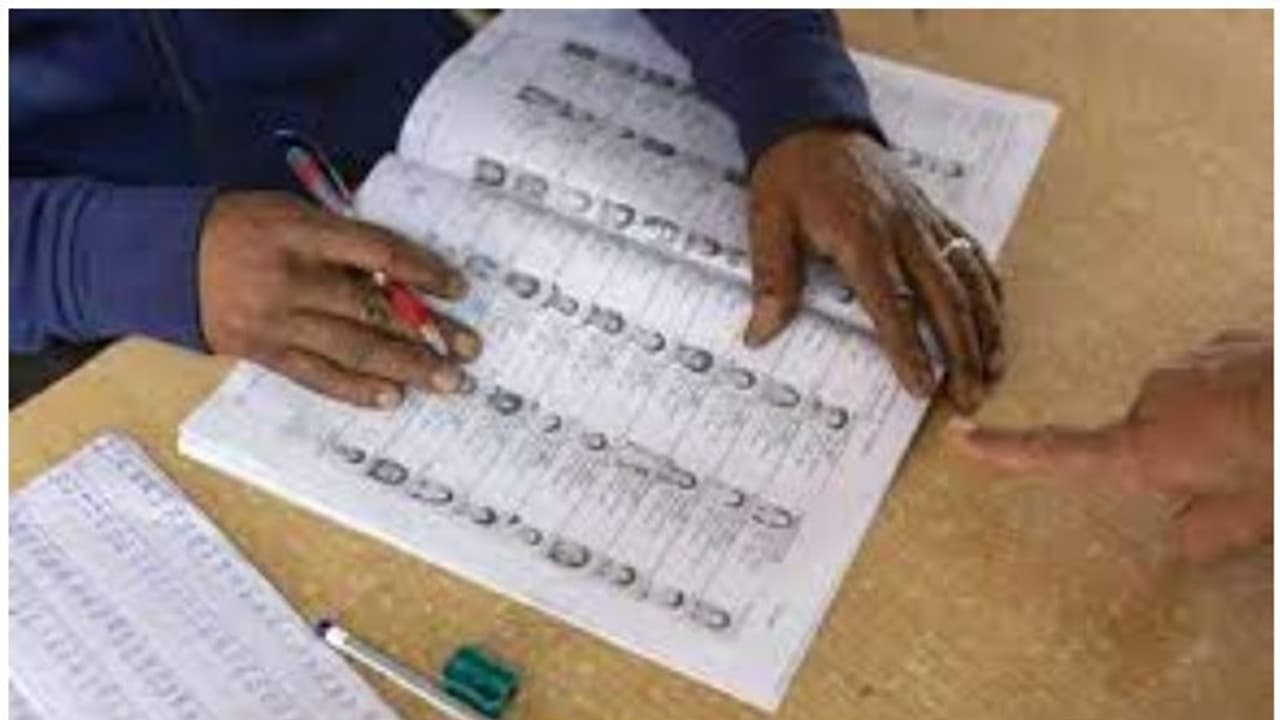 പോസ്റ്റൽ വോട്ടിനൊപ്പം പെൻഷനും ; വോട്ടറെ സ്വാധീനിക്കാൻ ശ്രമം; എൽഡിഎഫിനെതിരെ പരാതി പോസ്റ്റൽ വോട്ടിനൊപ്പം പെൻഷനും ; വോട്ടറെ സ്വാധീനിക്കാൻ ശ്രമം; എൽഡിഎഫിനെതിരെ പരാതി