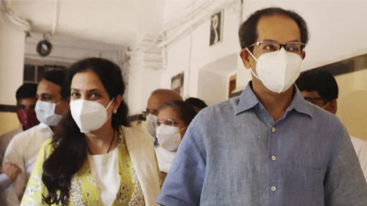 CM उद्धव ठाकरे की पत्नी की बिगड़ी तबीयत, हॉस्पिटल में भर्ती..कुछ दिन पहले हुईं थीं कोरोना पॉजिटिव CM उद्धव ठाकरे की पत्नी की बिगड़ी तबीयत, हॉस्पिटल में भर्ती..कुछ दिन पहले हुईं थीं कोरोना पॉजिटिव