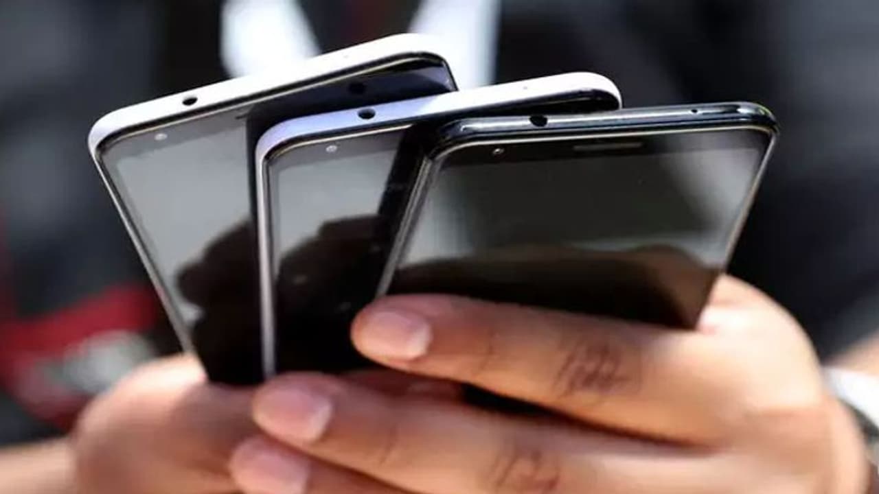 ഫോണുകളുടെ ബില്ലടച്ചില്ല; റവന്യൂ മന്ത്രിയുടെ ജില്ലയിൽ വില്ലേജ് ഓഫീസർമാർ പരിധിക്ക് പുറത്ത് 