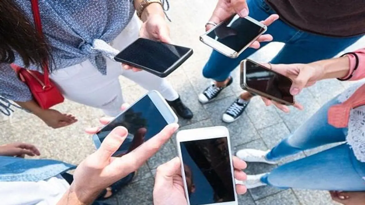 മൊബൈൽ ഫോണുകളുടെ വില കുറയുന്നതിന് വഴിയൊരുങ്ങുന്നു, ഇറക്കുമതി തീരുവ കുറച്ച് കേന്ദ്രം മൊബൈൽ ഫോണുകളുടെ വില കുറയുന്നതിന് വഴിയൊരുങ്ങുന്നു, ഇറക്കുമതി തീരുവ കുറച്ച് കേന്ദ്രം