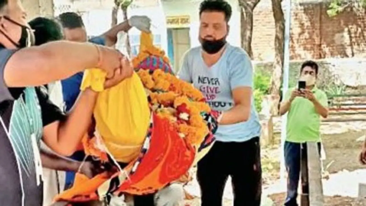 भोपाल में कोरोना की डरावनी तस्वीर: चिता जलाने के लिए कम पड़ीं लकड़ियां..एक दिन में हुए इतने अंतिम संस्कार भोपाल में कोरोना की डरावनी तस्वीर: चिता जलाने के लिए कम पड़ीं लकड़ियां..एक दिन में हुए इतने अंतिम संस्कार