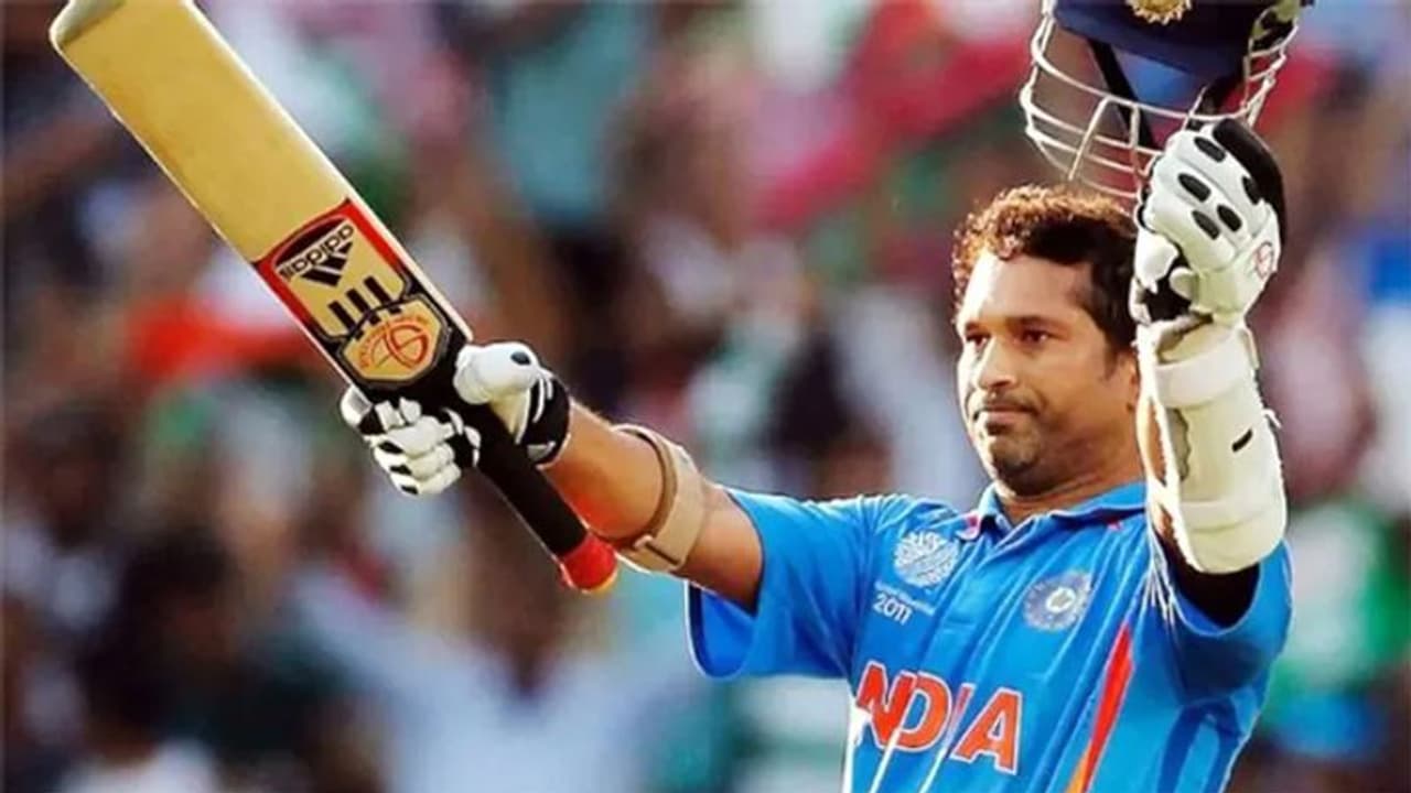 పక్కకు తప్పుకుని పదేండ్లైనా పవర్ తగ్గలే.. ప్లైట్‌లో క్రికెట్ దేవుడి ఎంట్రీ.. ‘సచిన్.. సచిన్’ అంటూ నినాదాలు 