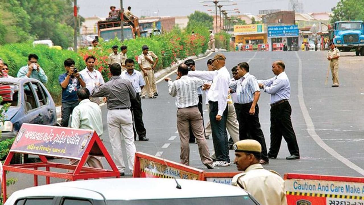 इशरत जहां एनकाउंटर की जांच करने वाले गुजरात कैडर के IPS बर्खास्त, हाईकोर्ट से स्टे के बाद SC पहुंचे इशरत जहां एनकाउंटर की जांच करने वाले गुजरात कैडर के IPS बर्खास्त, हाईकोर्ट से स्टे के बाद SC पहुंचे