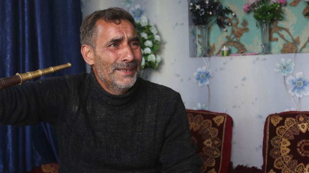 ഭീകരവാദികൾ കൊന്നുകളഞ്ഞ മകന്റെ മൃതദേഹത്തിനായി കഴിഞ്ഞ എട്ടുമാസമായി നാടുമുഴുവൻ നടന്നു കുഴിച്ചു നോക്കുന്ന ഒരച്ഛൻ ഭീകരവാദികൾ കൊന്നുകളഞ്ഞ മകന്റെ മൃതദേഹത്തിനായി കഴിഞ്ഞ എട്ടുമാസമായി നാടുമുഴുവൻ നടന്നു കുഴിച്ചു നോക്കുന്ന ഒരച്ഛൻ