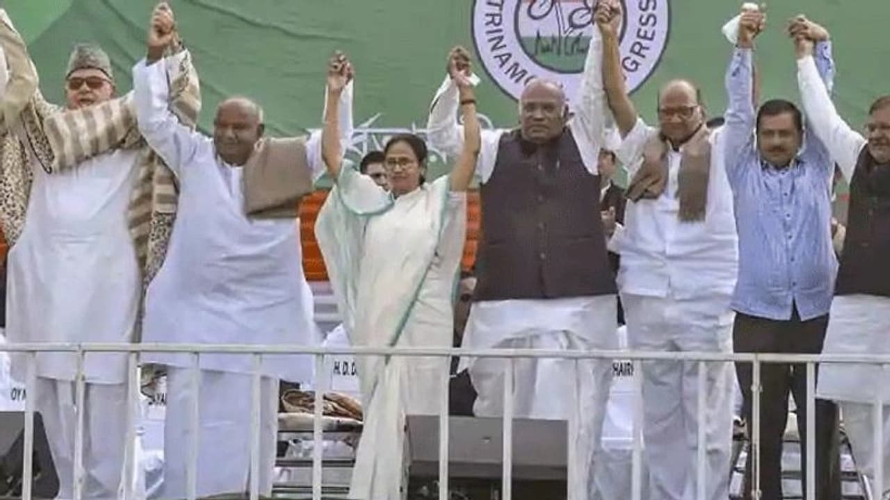 तीसरे मोर्चे की तैयारी नहीं: शरद पवार के घर हुई बैठक, NCP नेता ने कहा मीटिंग उन्होंने नहीं बुलाई तीसरे मोर्चे की तैयारी नहीं: शरद पवार के घर हुई बैठक, NCP नेता ने कहा मीटिंग उन्होंने नहीं बुलाई