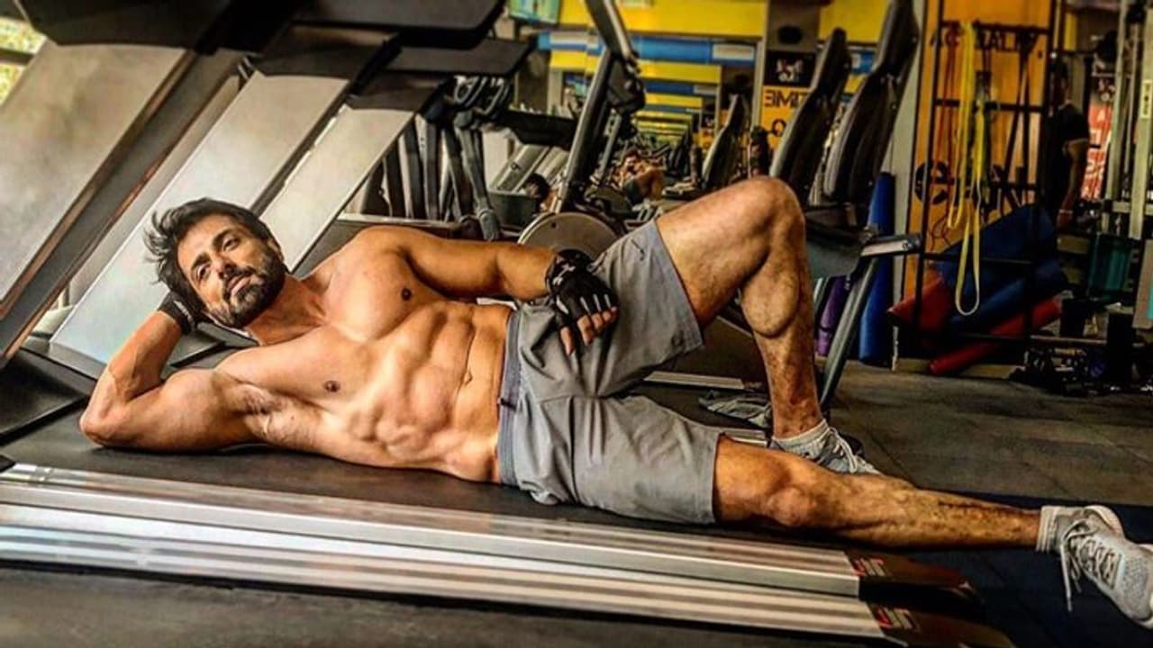 47 साल के Sonu Sood ने दिखाए धांसू 6 पैक ऐब्स, क्रेजी हुए फैन्स, कुछ घंटों में मिले 8 लाख से ज्यादा Likes 47 साल के Sonu Sood ने दिखाए धांसू 6 पैक ऐब्स, क्रेजी हुए फैन्स, कुछ घंटों में मिले 8 लाख से ज्यादा Likes