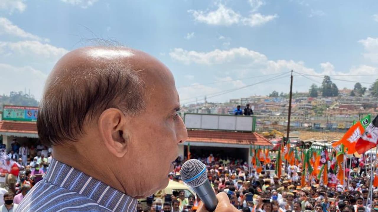 ‘அந்த விஷயத்தில் பாஜகவை பார்த்தாலே திமுகவுக்கு பயம்’... ஸ்டாலினை கிழித்து தொங்கவிட்ட ராஜ்நாத் சிங்! ‘அந்த விஷயத்தில் பாஜகவை பார்த்தாலே திமுகவுக்கு பயம்’... ஸ்டாலினை கிழித்து தொங்கவிட்ட ராஜ்நாத் சிங்!