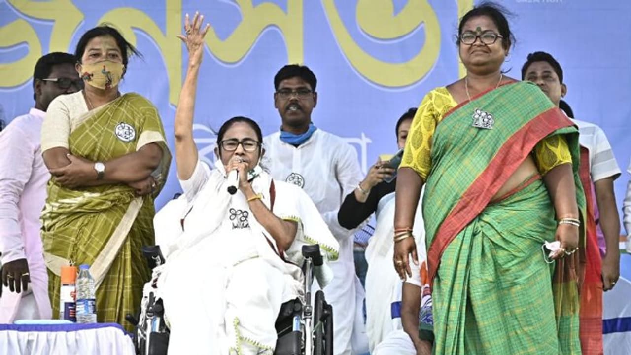 ভোটের দিনই বহিরাগত ঝামেলায় মমতা, বিহারের কোর্টে মামলা হল তাঁর বিরুদ্ধে ভোটের দিনই বহিরাগত ঝামেলায় মমতা, বিহারের কোর্টে মামলা হল তাঁর বিরুদ্ধে