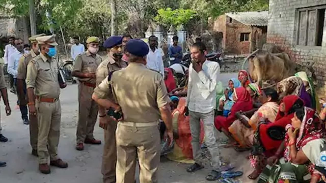 UP में प्रधान प्रत्याशी ने बांटी जहरीली शराब, पीते ही 6 लोगों की मौत..कई जिंदगी और मौत के बीच झूल रहे UP में प्रधान प्रत्याशी ने बांटी जहरीली शराब, पीते ही 6 लोगों की मौत..कई जिंदगी और मौत के बीच झूल रहे