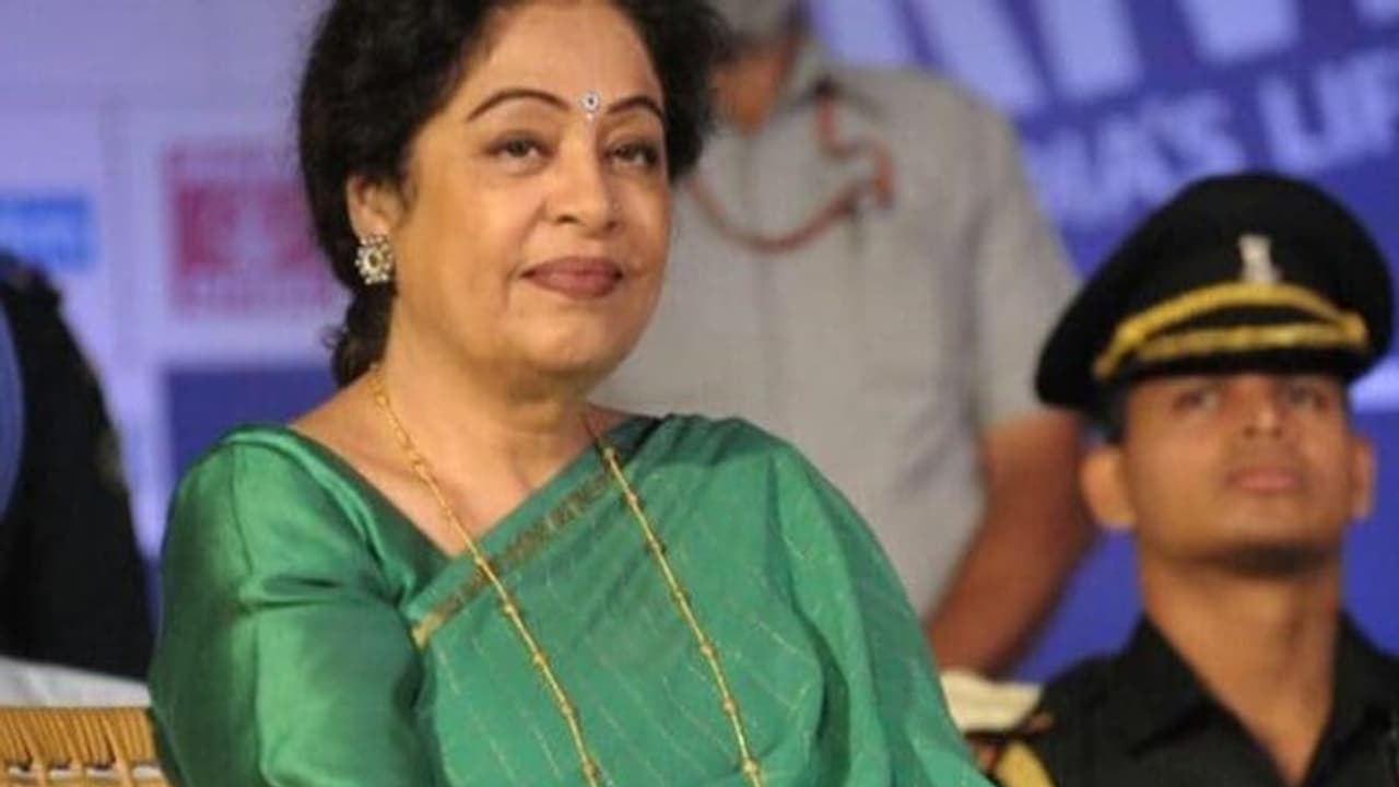 ब्लड कैंसर जैसी गंभीर बीमारी से जूझ रही हैं अनुपम खेर की पत्नी, मुंबई में चल रहा है इलाज ब्लड कैंसर जैसी गंभीर बीमारी से जूझ रही हैं अनुपम खेर की पत्नी, मुंबई में चल रहा है इलाज