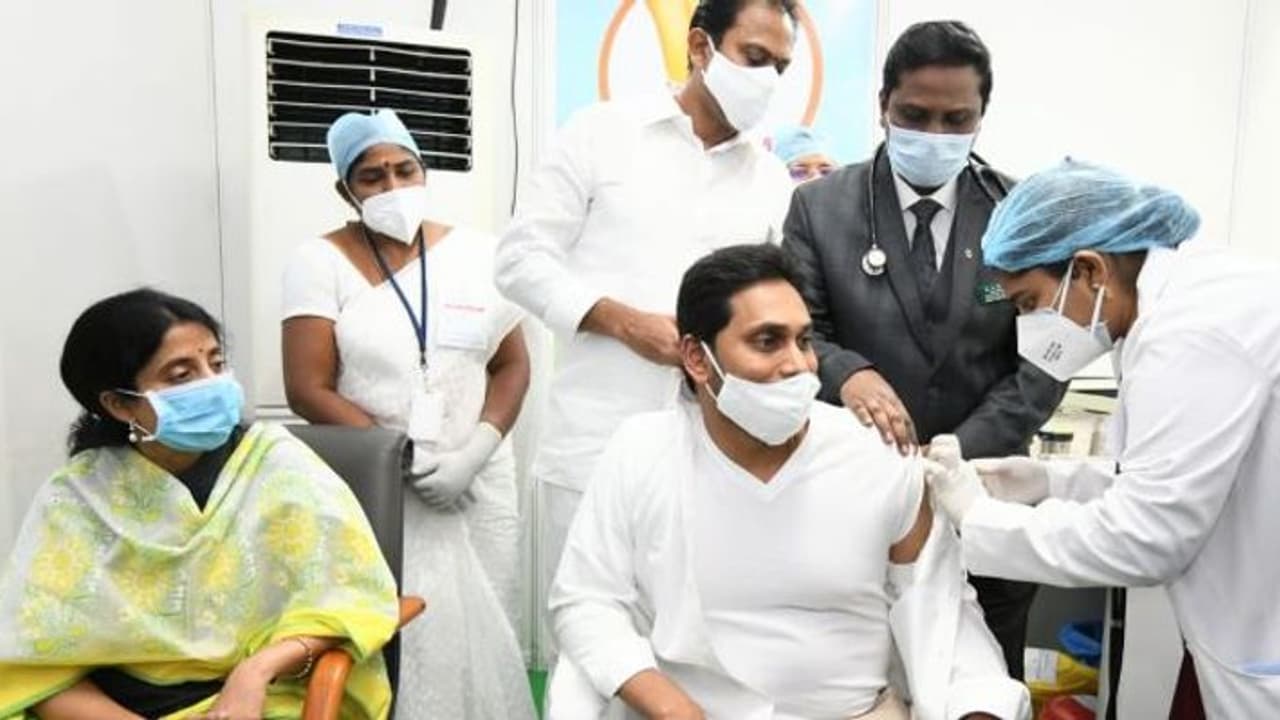 18 ఏళ్లు దాటినవారికి కరోనా టీకాపై వైఎస్ జగన్ సంచలన వ్యాఖ్యలు 18 ఏళ్లు దాటినవారికి కరోనా టీకాపై వైఎస్ జగన్ సంచలన వ్యాఖ్యలు