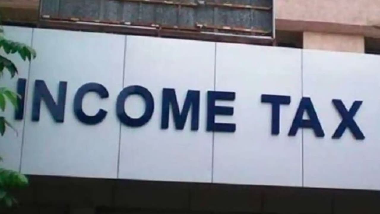 IT raids Chinese mobile firms : ചൈനീസ് മൊബൈൽ കമ്പനികളിൽ ആദായ നികുതി വകുപ്പ് റെയ്ഡ് തുടരുന്നു IT raids Chinese mobile firms : ചൈനീസ് മൊബൈൽ കമ്പനികളിൽ ആദായ നികുതി വകുപ്പ് റെയ്ഡ് തുടരുന്നു