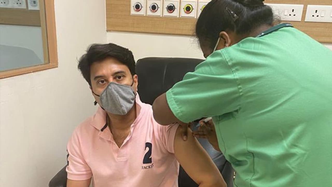 सिंधिया ने लगवाई कोरोना वैक्सीन, महाराजा की लोगों से एक ही अपील.. MP में बनाए गए 3 हजार सेंटर सिंधिया ने लगवाई कोरोना वैक्सीन, महाराजा की लोगों से एक ही अपील.. MP में बनाए गए 3 हजार सेंटर