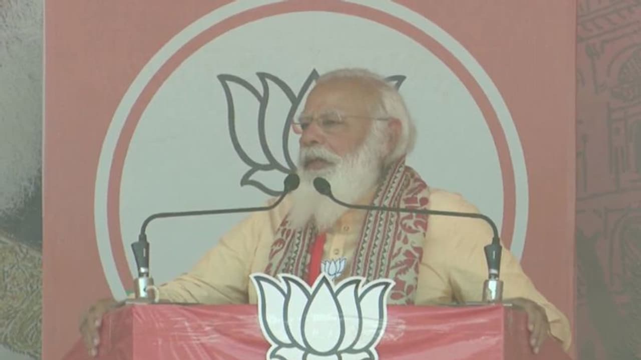 అసోం ఎన్నికలు: ఫుట్‌బాల్ ఆటతో పోలుస్తూ.. కాంగ్రెస్‌పై మోడీ సెటైర్లు