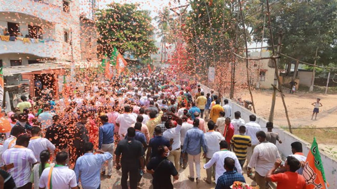 ಚನ್ನಪಟ್ಟಣ ಉಪ ಚುನಾವಣೆ ಪ್ರಚಾರಕ್ಕೆ ಮಕ್ಕಳ ಬಳಕೆ ಚನ್ನಪಟ್ಟಣ ಉಪ ಚುನಾವಣೆ ಪ್ರಚಾರಕ್ಕೆ ಮಕ್ಕಳ ಬಳಕೆ