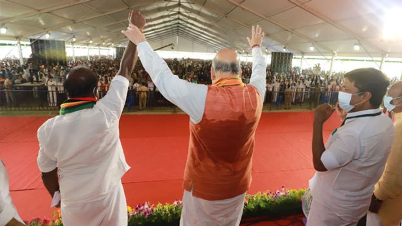 எலெக்ஷனில் ஜெயிப்பதற்காக திமுக தரம் தாழ்ந்து செல்கிறது... உள்துறை அமைச்சர் அமித் ஷா கடும் தாக்கு..! எலெக்ஷனில் ஜெயிப்பதற்காக திமுக தரம் தாழ்ந்து செல்கிறது... உள்துறை அமைச்சர் அமித் ஷா கடும் தாக்கு..!