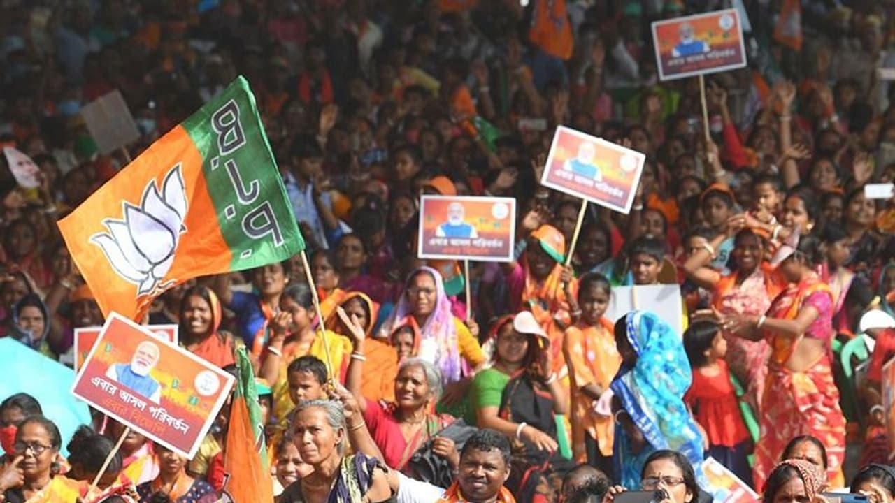 BJP Rally জ্বালানির দামে শুল্ক কমায়নি রাজ্য,দিলীপ ঘোষের নেতৃত্বে মিছিল,বাঁকুড়ার সোনামুখীতে মিছিল আটকাল পুলিশ