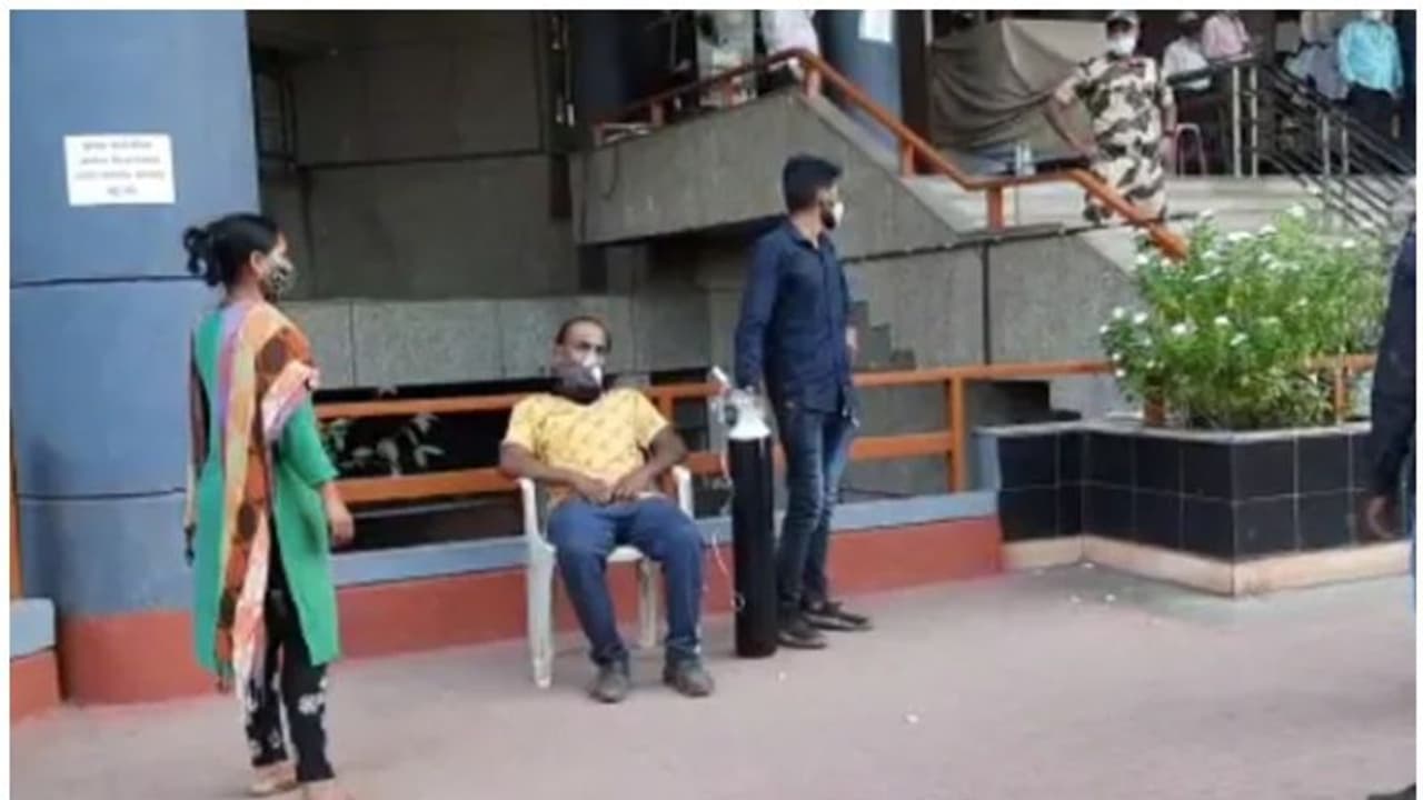 ചികിത്സ ലഭിക്കാത്തതിനെ തുടര്‍ന്ന് ഓക്‌സിജന്‍ മാസ്‌ക് ധരിച്ച് സമരം ചെയ്ത കൊവിഡ് രോഗി മരിച്ചു