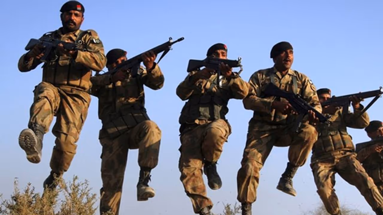 গাড়িটা দাঁড়াতেই ব্যাগ থেকে বেরল গ্রেনেড..এক অপারেশনে খতম পাক জঙ্গি ও লস্করের শীর্ষনেতা গাড়িটা দাঁড়াতেই ব্যাগ থেকে বেরল গ্রেনেড..এক অপারেশনে খতম পাক জঙ্গি ও লস্করের শীর্ষনেতা