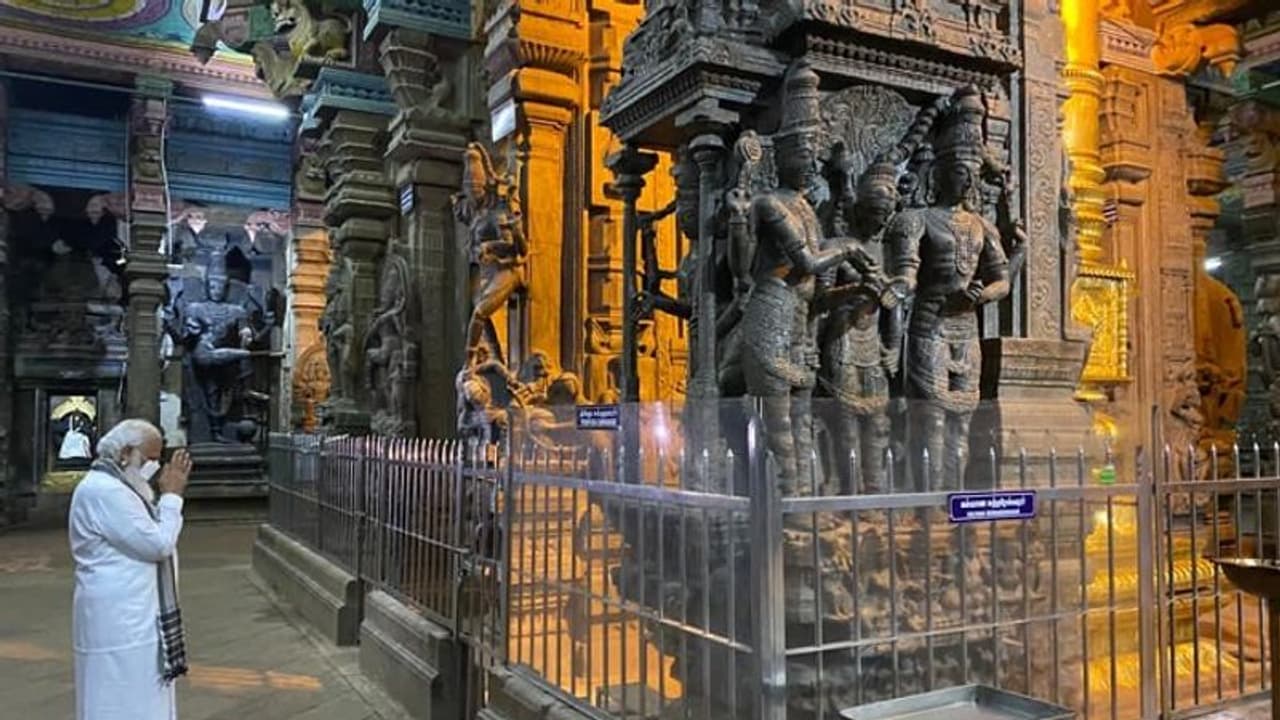 ಮಧುರೈ ಮೀನಾಕ್ಷಿ ದೇವಸ್ಥಾನಕ್ಕೆ ಭೇಟಿ ನೀಡಿ ಪೂಜೆ ಸಲ್ಲಿಸಿದ ಪ್ರಧಾನಿ ಮೋದಿ! ಮಧುರೈ ಮೀನಾಕ್ಷಿ ದೇವಸ್ಥಾನಕ್ಕೆ ಭೇಟಿ ನೀಡಿ ಪೂಜೆ ಸಲ್ಲಿಸಿದ ಪ್ರಧಾನಿ ಮೋದಿ!