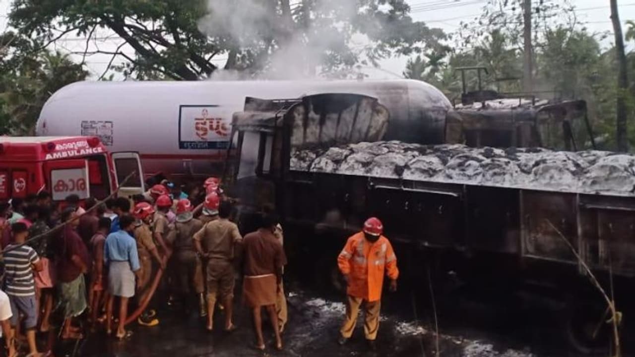 മണ്ണാർക്കാട് ഗ്യാസ് ടാങ്കറും ചരക്ക് ലോറിയും കൂട്ടിയിടിച്ച് ഒരാൾ മരിച്ചു, ലോറി കത്തിനശിച്ചു മണ്ണാർക്കാട് ഗ്യാസ് ടാങ്കറും ചരക്ക് ലോറിയും കൂട്ടിയിടിച്ച് ഒരാൾ മരിച്ചു, ലോറി കത്തിനശിച്ചു